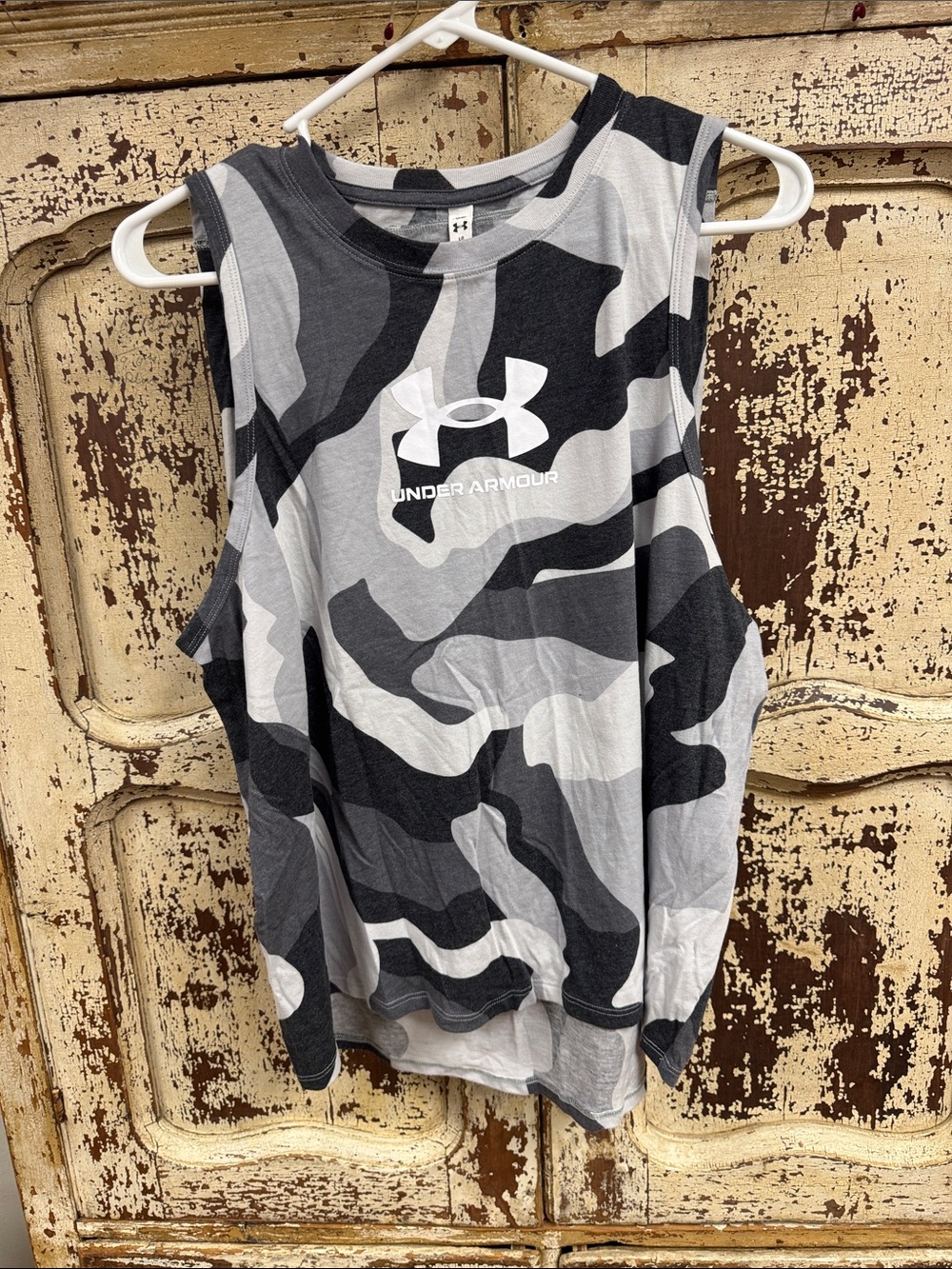 L Under Armour Women’s Gray & Black Camo Muscle Tee
